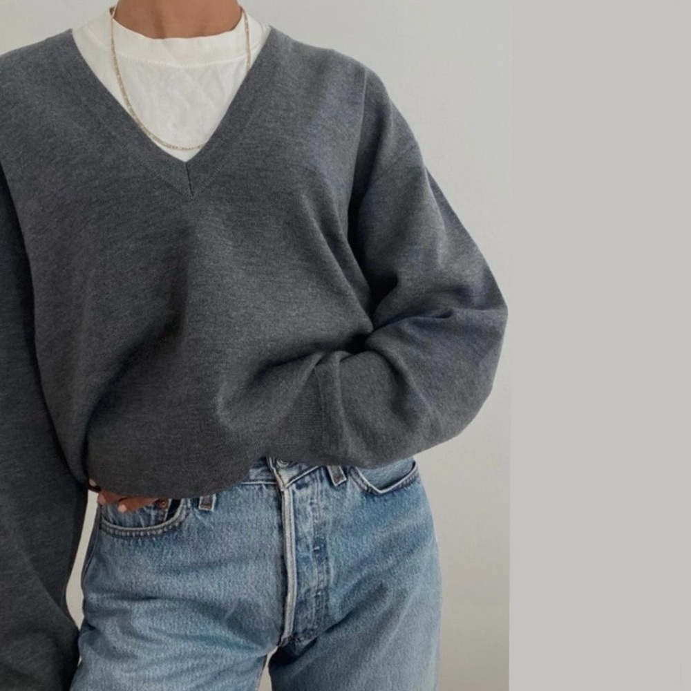 Inhabit 100% cashmere V-neck sweater. 🩶